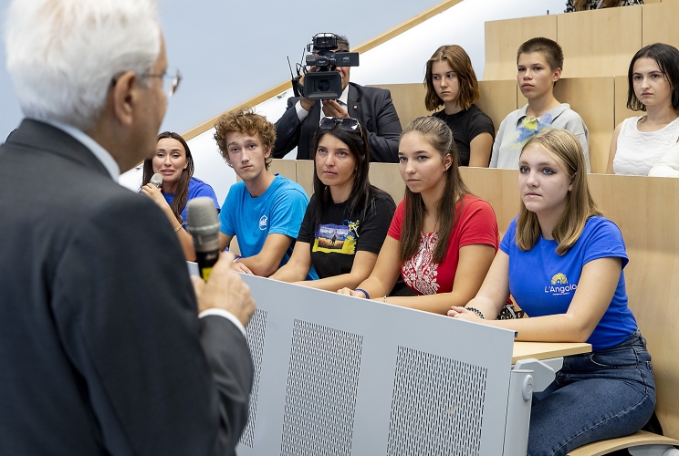 Grugliasco - Il Presidente della Repubblica Sergio Mattarella con una rappresentanza di studenti ucraini ospitati da scuole torinesi