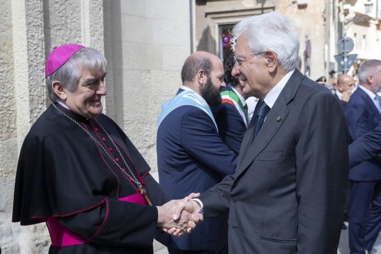 Il Presidente della Repubblica Sergio Mattarella saluta Mons. Michele Seccia, Arcivescovo metropolita di Lecce, in occasione della  cerimonia di consegna delle Aquile di pilota militare
