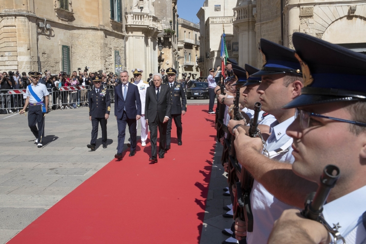 Il Presidente della Repubblica Sergio Mattarella con Lorenzo Guerini, Ministro della difesa, Giuseppe Cavo Dragone, Capo di stato maggiore della difesa, Gen. S.A. Luca Goretti, Capo di stato maggiore dell’Aeronautica militare, e con il Consigliere militare, passa in rassegna i reparti schierati per gli onori militari