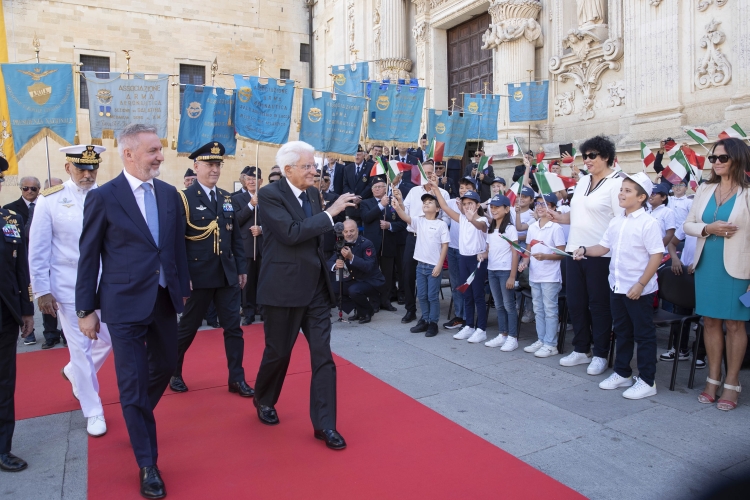 Il Presidente della Repubblica Sergio Mattarella con Lorenzo Guerini, Ministro della difesa, Giuseppe Cavo Dragone, Capo di stato maggiore della difesa, Gen. S.A. Luca Goretti, Capo di stato maggiore dell’Aeronautica militare, e con il Consigliere militare, passa in rassegna i reparti schierati per gli onori militari