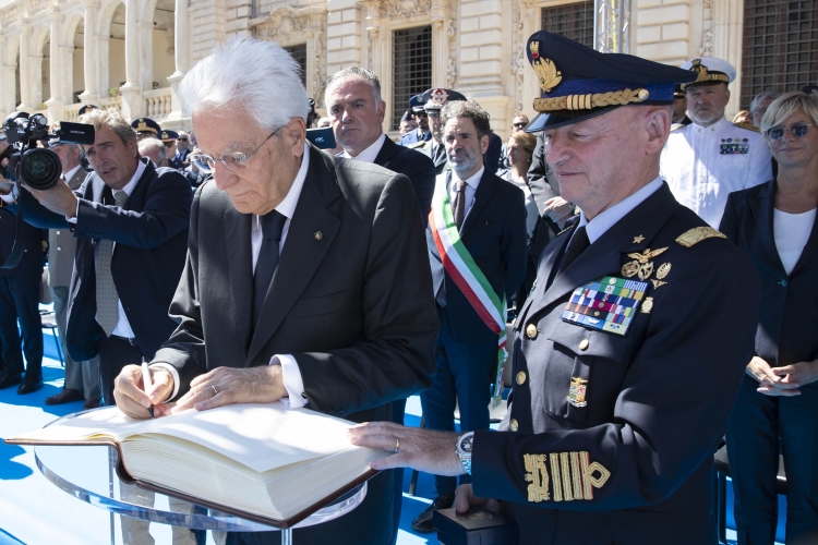 Il Presidente della Repubblica Sergio Mattarella durante la  cerimonia di consegna delle Aquile di pilota militare 