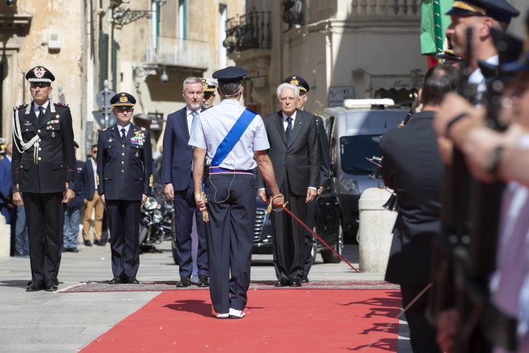 Il Presidente della Repubblica Sergio Mattarella con Lorenzo Guerini, Ministro della difesa in occasione della cerimonia di consegna delle Aquile di pilota militare
