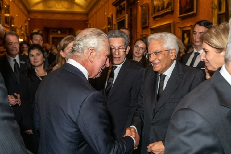 Il Presidente della Repubblica Sergio Mattarella e la signora Laura con il Re Carlo III a Buckingham Palace 