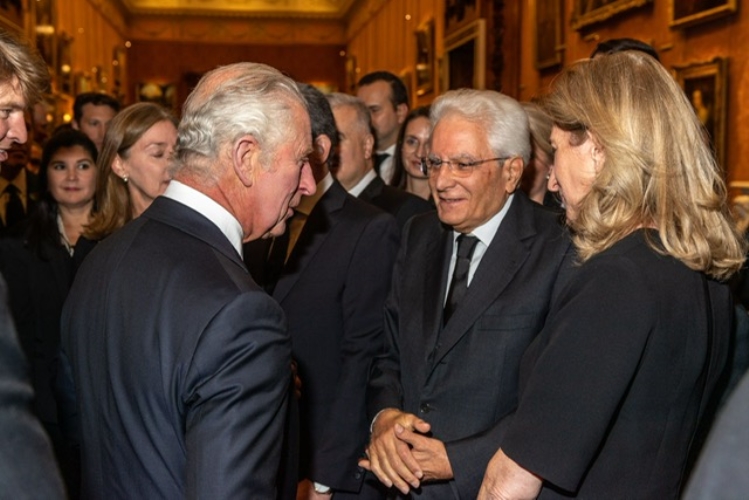 Il Presidente della Repubblica Sergio Mattarella e la signora Laura con il Re Carlo III a Buckingham Palace 