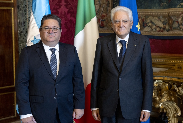 Il Presidente Sergio Mattarella con S.E. il Signor Ernesto Pumpo, nuovo Ambasciatore della Repubblica di Honduras, in occasione della presentazione delle Lettere Credenziali

