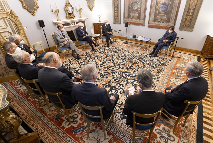 Il Presidente Sergio Mattarella nel corso dell'incontro con il Prof. Giorgio Parisi, Premio Nobel per la fisica, con una delegazione 