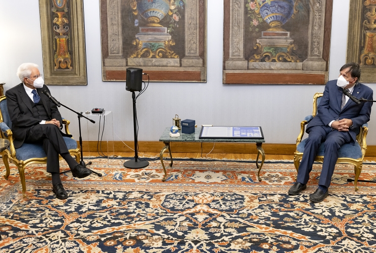 Il Presidente Sergio Mattarella nel corso dell'incontro con il Prof. Giorgio Parisi, Premio Nobel per la fisica, con una delegazione 