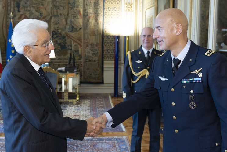 Il Presidente Sergio Mattarella con l'astronauta dell'ESA Luca Parmitano, in occasione della consegna dell'onorificenza di Cavaliere di Gran Croce dell'OMRI