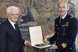 Il Presidente Sergio Mattarella con l'astronauta dell'ESA Luca Parmitano, in occasione della consegna dell'onorificenza di Cavaliere di Gran Croce dell'OMRI