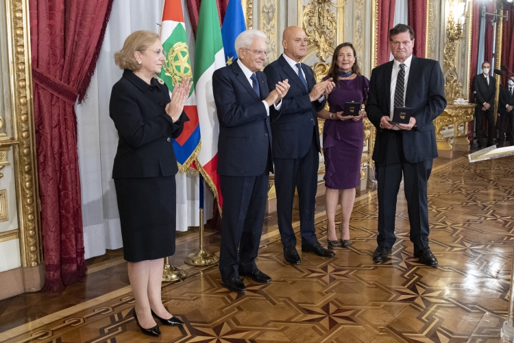 Il Presidente della Repubblica Sergio Mattarella con i vincitori Eni Award 2022
