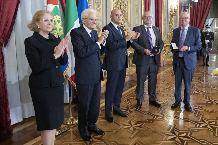 Il Presidente della Repubblica Sergio Mattarella con i vincitori Eni Award 2022
