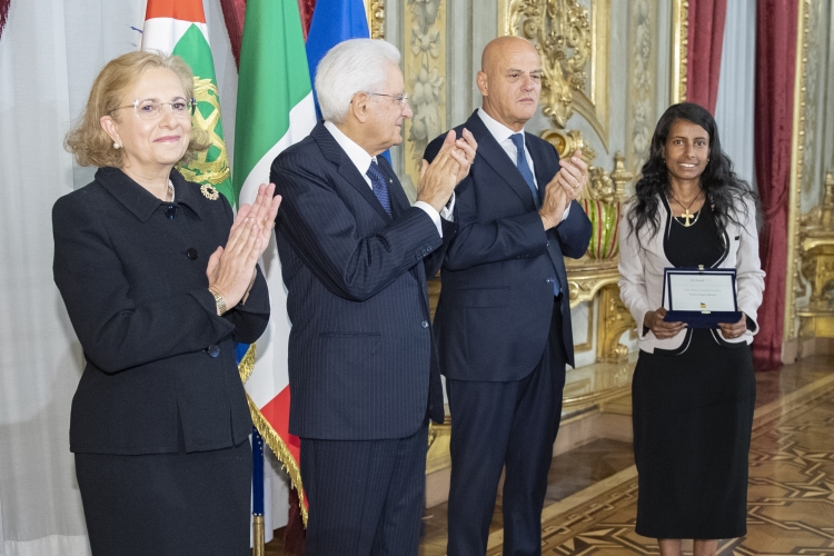 Il Presidente della Repubblica Sergio Mattarella con i vincitori Eni Award 2022
