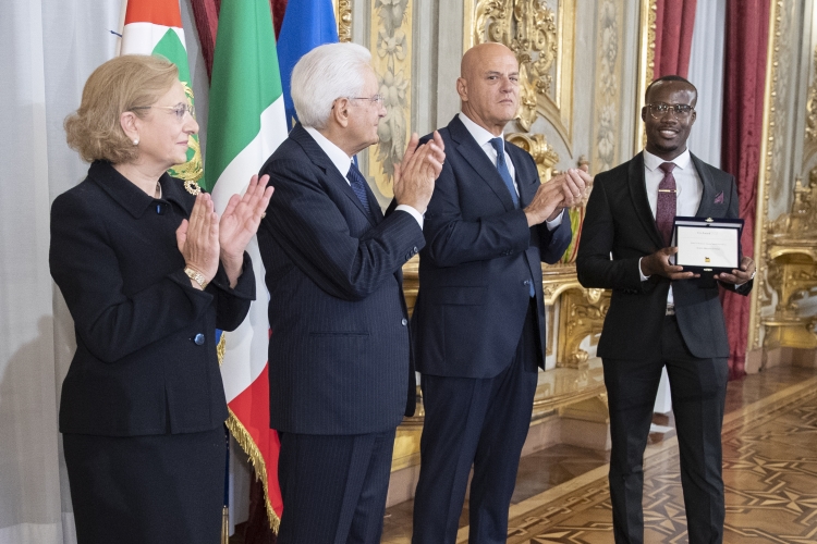 Il Presidente della Repubblica Sergio Mattarella con i vincitori Eni Award 2022
