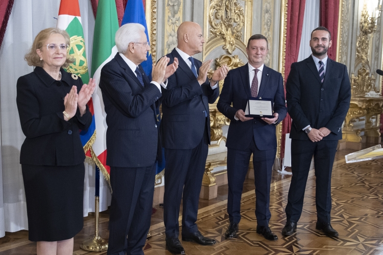 Il Presidente della Repubblica Sergio Mattarella con i vincitori Eni Award 2022
