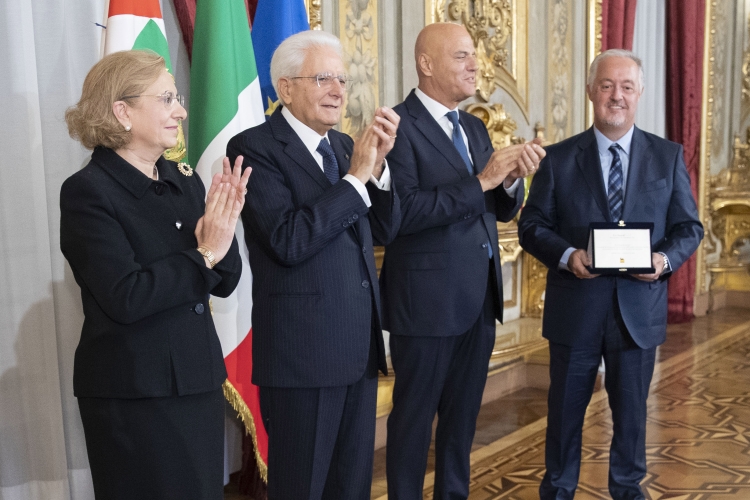Il Presidente della Repubblica Sergio Mattarella con i vincitori Eni Award 2022
