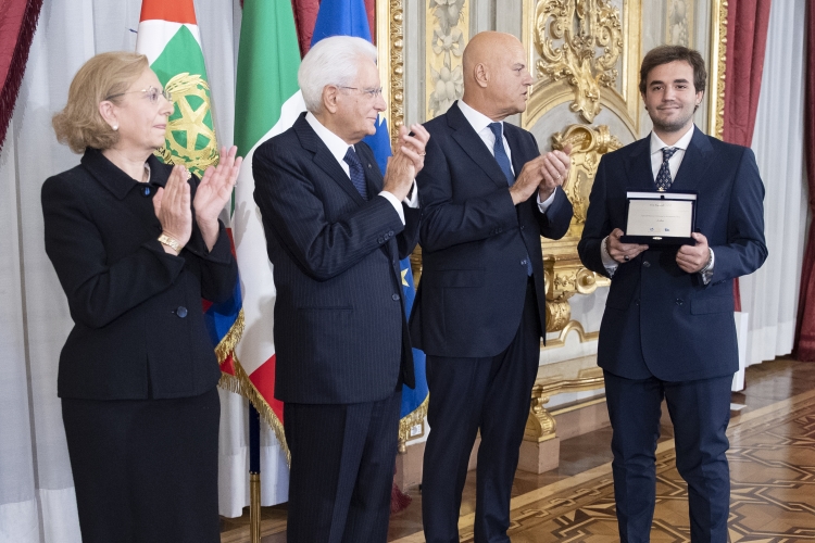 Il Presidente della Repubblica Sergio Mattarella con i vincitori Eni Award 2022
