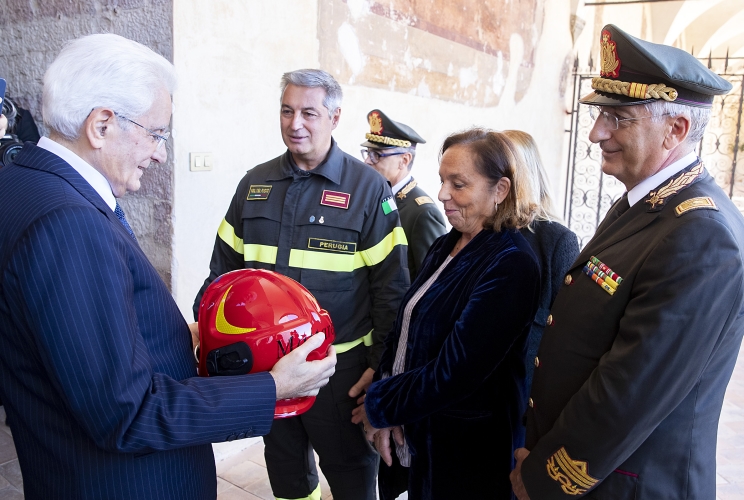 Il Presidente della Repubblica Sergio Mattarella nel corso dell'incontro con una rappresentanza del Corpo dei Vigili del fuoco, che dona al Presidente della Repubblica un elmetto, in ricordo del terremoto di Umbria e Marche del 1997