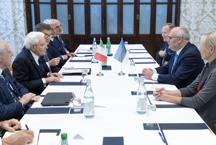  Il Presidente della Repubblica Sergio Mattarella in occasione dell'incontro con il Presidente della Repubblica di Estonia Alar Karis, a margine della partecipazione alla XVII Riunione Informale dei Capi di Stato del Gruppo Arraiolos