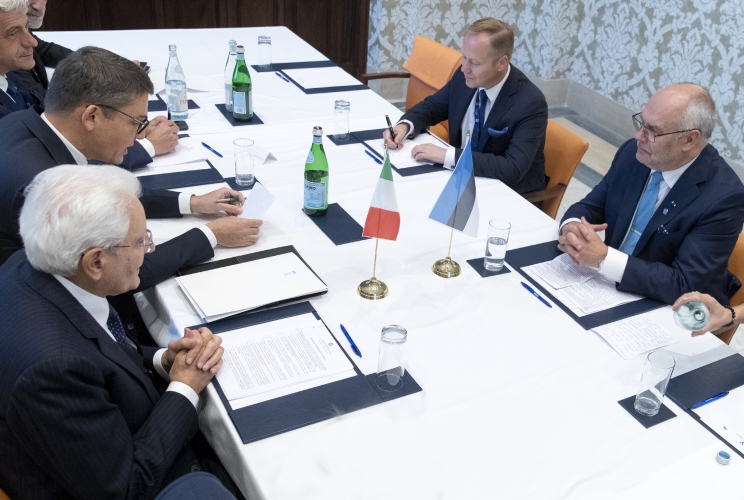 Il Presidente della Repubblica Sergio Mattarella in occasione dell'incontro con il Presidente della Repubblica di Estonia Alar Karis, a margine della partecipazione alla XVII Riunione Informale dei Capi di Stato del Gruppo Armaiolos