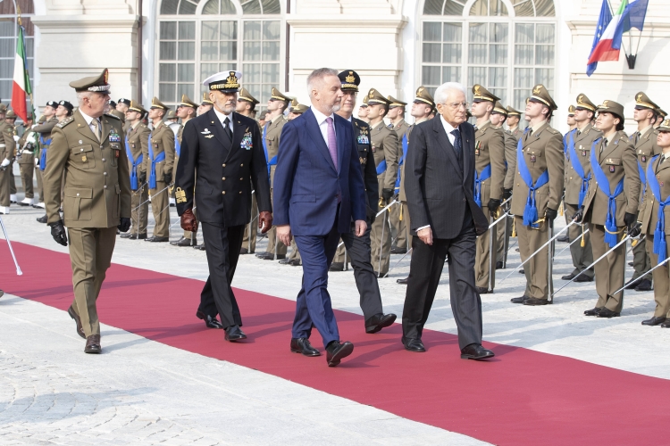 Il Presidente della Repubblica Sergio Mattarella con Lorenzo Guerini, Ministro della difesa, Giuseppe Cavo Dragone, Capo di Stato Maggiore della difesa, Gen. C.A. Pietro Serino, Capo di stato maggiore dell’Esercito, unitamente al Consigliere militare, passa in rassegna i reparti schierati 
