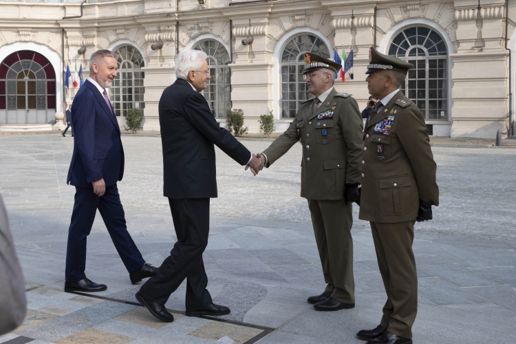 Il Presidente della Repubblica Sergio Mattarella con Carlo Lamanna, Comandante per la formazione, specializzazione e dottrina dell’Esercito, in occasione della cerimonia d’inaugurazione dell’anno accademico-scolastico 2022/2023 degli Istituti di formazione militare dell’Esercito 
