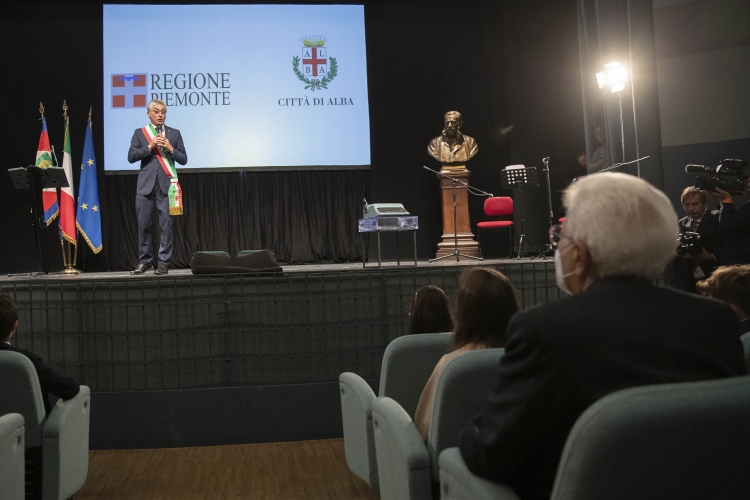 Il Presidente della Repubblica Sergio Mattarella al Teatro Giorgio Busca di Alba,in occasione della cerimonia commemorativa in onore di Michele Coppino per il bicentenario della nascita e di Giuseppe Fenoglio per il centenario della nascita 
