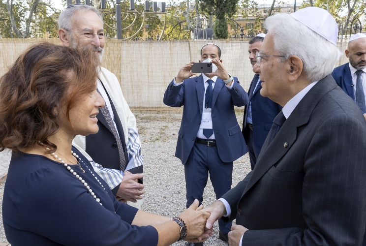 Il Presidente Sergio Mattarella accolto da Ruth Dureghello, Presidente della Comunità Ebraica di Roma e dal Rav. Riccardo Shemuel Di Segni, Rabbino Capo della Comunità Ebraica di Roma. in occasione della visita al Tempio Maggiore nel 40° anniversario dell’attentato del 9 ottobre 1982