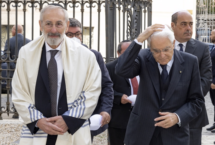 Il Presidente Sergio Mattarella con il Rav. Riccardo Shemuel Di Segni, Rabbino Capo della Comunità Ebraica di Roma. in occasione della visita al Tempio Maggiore nel 40° anniversario dell’attentato del 9 ottobre 1982
