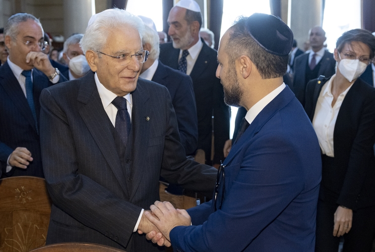Il Presidente Sergio Mattarella con Gadiel Gaj Tachè, fratello di Stefano Gaj Tachè, in occasione della visita al Tempio Maggiore nel 40° anniversario dell’attentato del 9 ottobre 1982