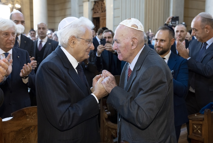 Il Presidente Sergio Mattarella con Sami Modiano, in occasione della visita al Tempio Maggiore nel 40° anniversario dell’attentato del 9 ottobre 1982