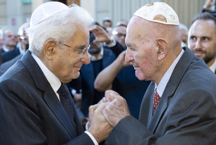Il Presidente Sergio Mattarella con Sami Modiano, in occasione della visita al Tempio Maggiore nel 40° anniversario dell’attentato del 9 ottobre 1982
