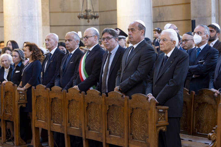 Il Presidente Sergio Mattarella con il Rav. Riccardo Shemuel Di Segni, Rabbino Capo della Comunità Ebraica di Roma. in occasione della visita al Tempio Maggiore nel 40° anniversario dell’attentato del 9 ottobre 1982, e dei feriti poi defunti