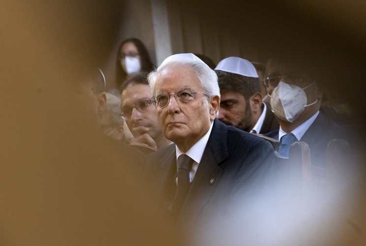 Il Presidente Sergio Mattarella con il Rav. Riccardo Shemuel Di Segni, Rabbino Capo della Comunità Ebraica di Roma. in occasione della visita al Tempio Maggiore nel 40° anniversario dell’attentato del 9 ottobre 1982, e dei feriti poi defunti