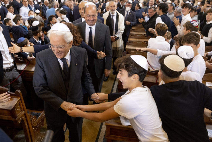 Il Presidente Sergio Mattarella lascia il Tempio Maggiore al termine della cerimonia per il 40° anniversario dell’attentato del 9 ottobre 1982