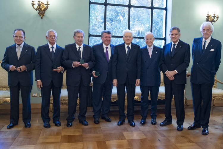 Il Presidente della Repubblica Sergio Mattarella con i Cavalieri del Lavoro che appartengono all’Ordine da 25 anni
