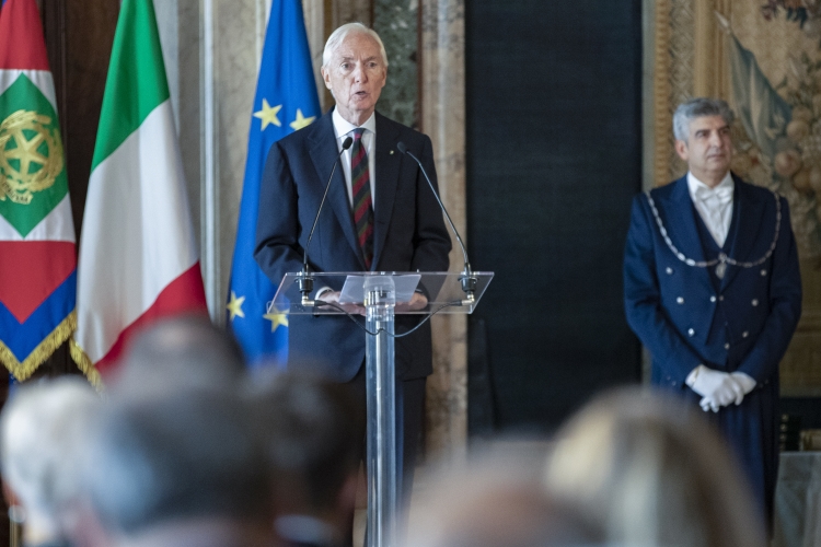 Il Presidente della Repubblica Sergio Mattarella durante l'intervento di Lorenzo Sassoli De Bianchi, Vice Presidente - Rappresentante del Presidente della Federazione Nazionale Cavalieri del Lavoro,in occasione della cerimonia di consegna delle insegne di Cavaliere dell’Ordine “Al Merito del Lavoro” 
