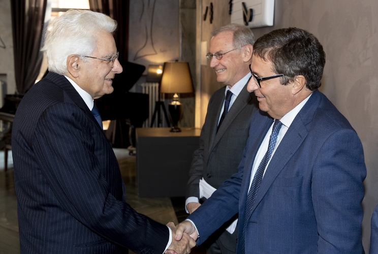 Il Presidente Sergio Mattarella con David Ermini, Vice Presidente del Consiglio Superiore della Magistratura e Nicolò Zanon, Vice Presidente della Corte costituzionale, in occasione del XXXV° Congresso dell’Associazione Nazionale Magistrati dal titolo “Diritti e giurisdizione al tempo della ripresa”
