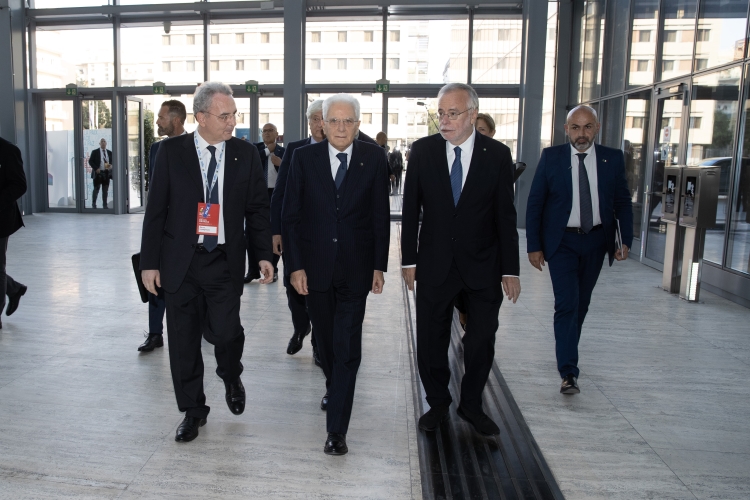 Il Presidente della Repubblica Sergio Mattarella con Marco Impagliazzo, Presidente della Comunità di Sant’Egidio e Andrea Riccardi, Storico – Fondatore della Comunità di Sant’Egidio, in occasione dell’incontro internazionale per la Pace dal titolo “Il grido della Pace – Religioni e Culture in dialogo”. 
