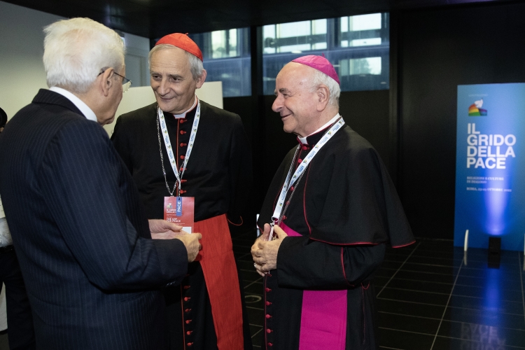 Il Presidente della Repubblica Sergio Mattarella saluta S.E.R. il Cardinale Matteo Maria Zuppi, Presidente della Conferenza Episcopale Italiana, e S.E.R. Mons. Vincenzo Paglia, consigliere spirituale della Comunità di Sant'Egidio in occasione dell’incontro internazionale per la Pace dal titolo “Il grido della Pace – Religioni e Culture in dialogo”. 
