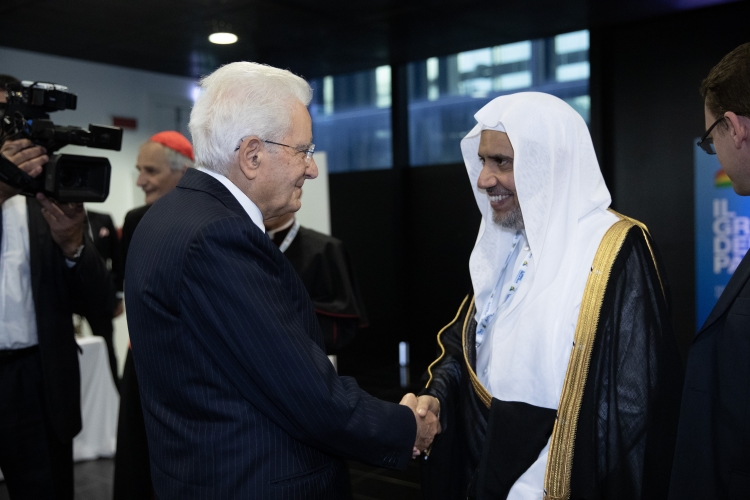Il Presidente della Repubblica Sergio Mattarella saluta Dr. Shaykh Muhammad bin Abdul Karim al-Issa, Segretario Generale Muslim World League, in occasione dell’incontro internazionale per la Pace dal titolo “Il grido della Pace – Religioni e Culture in dialogo”. 
