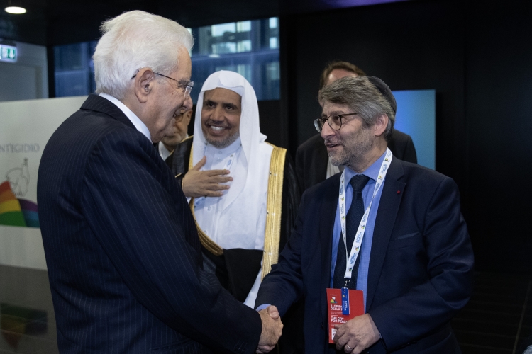 Il Presidente della Repubblica Sergio Mattarella saluta Rav. Haïm Korsia, Rabbino capo di Francia, in occasione dell’incontro internazionale per la Pace dal titolo “Il grido della Pace – Religioni e Culture in dialogo”. 
