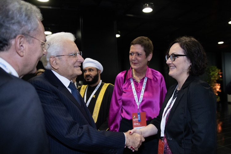 Il Presidente della Repubblica Sergio Mattarella saluta Olga Makar, testimone ucraina, in occasione dell’incontro internazionale per la Pace dal titolo “Il grido della Pace – Religioni e Culture in dialogo”. 
