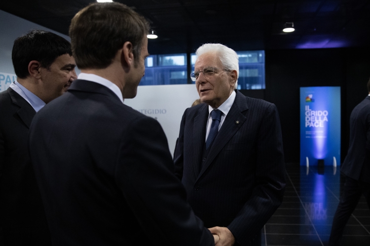Il Presidente della Repubblica Sergio Mattarella accoglie  S.E. il Signor Emmanuel Macron, Presidente della Repubblica Francese,in occasione dell’incontro internazionale per la Pace dal titolo “Il grido della Pace –Religioni e Culture in dialogo” 
