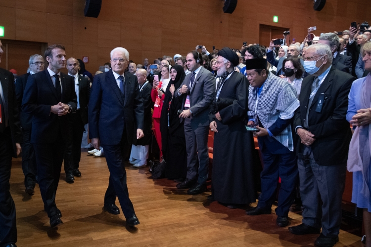 Il Presidente della Repubblica Sergio Mattarella con Emmanuel Macron, Presidente della Repubblica Francese, entrano nell’Auditorium della Nuvolain occasione dell’incontro internazionale per la Pace dal titolo “Il grido della Pace – Religioni e Culture in dialogo” 

