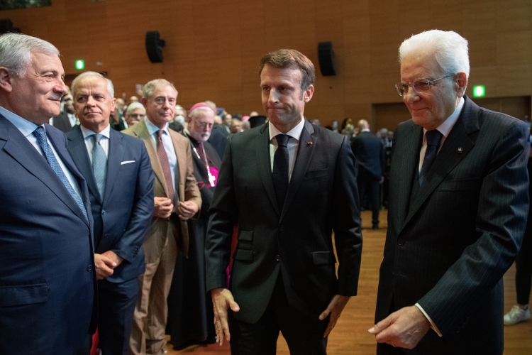 Il Presidente della Repubblica Sergio Mattarella con Emmanuel Macron, Presidente della Repubblica Francese, entrano nell’Auditorium della Nuvolain occasione dell’incontro internazionale per la Pace dal titolo “Il grido della Pace – Religioni e Culture in dialogo” 
