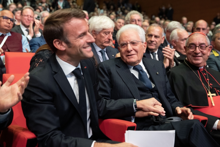 Il Presidente della Repubblica Sergio Mattarella con Emmanuel Macron, Presidente della Repubblica Francese,in occasione dell’incontro internazionale per la Pace dal titolo “Il grido della Pace – Religioni e Culture in dialogo” 

