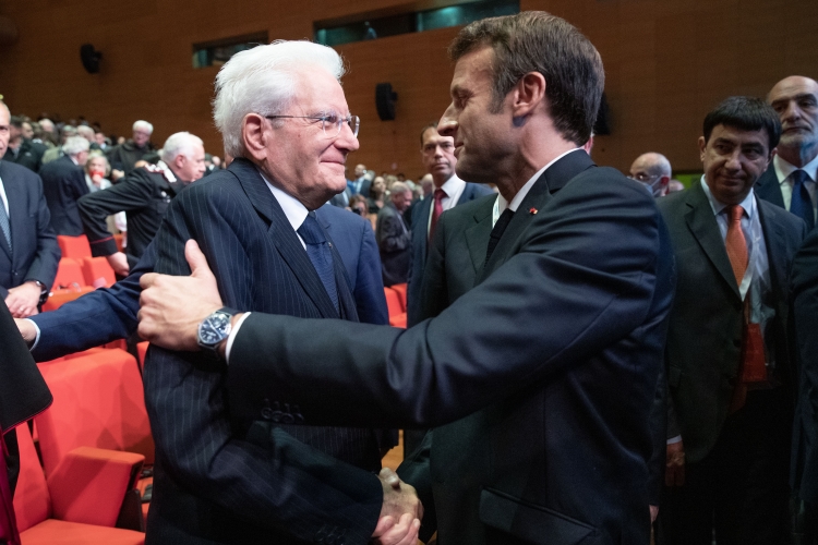 Il Presidente della Repubblica Sergio Mattarella con Emmanuel Macron, Presidente della Repubblica Francese,in occasione dell’incontro internazionale per la Pace dal titolo “Il grido della Pace – Religioni e Culture in dialogo” 
