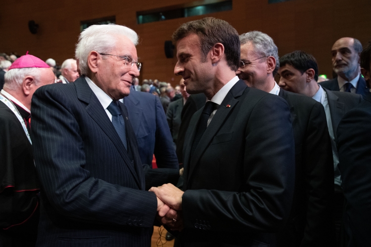 Il Presidente della Repubblica Sergio Mattarella con Emmanuel Macron, Presidente della Repubblica Francese,in occasione dell’incontro internazionale per la Pace dal titolo “Il grido della Pace – Religioni e Culture in dialogo” 