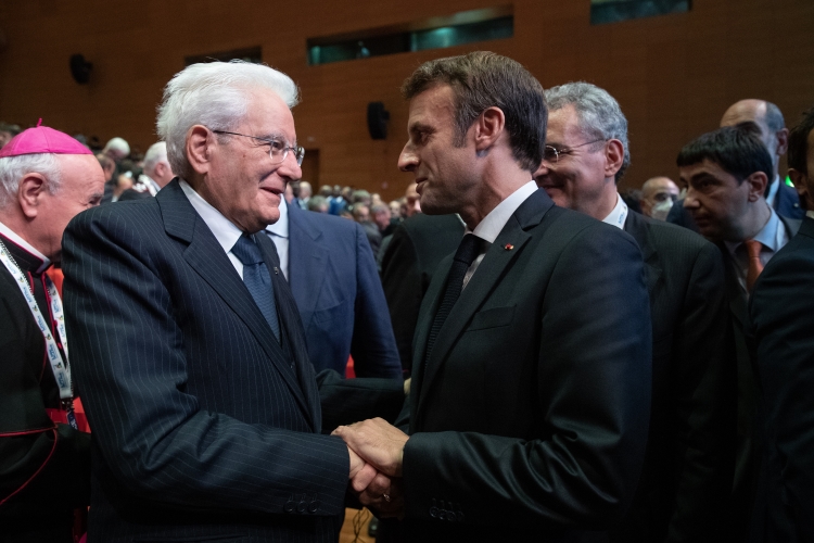 Il Presidente della Repubblica Sergio Mattarella con Emmanuel Macron, Presidente della Repubblica Francese,in occasione dell’incontro internazionale per la Pace dal titolo “Il grido della Pace – Religioni e Culture in dialogo” 
