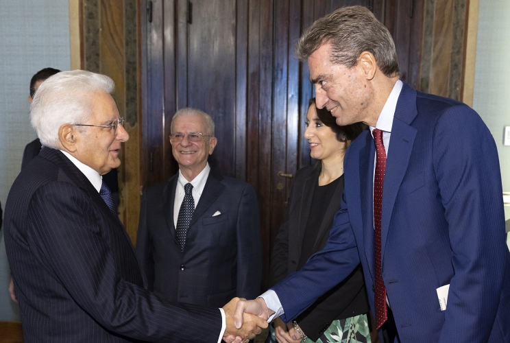 Il Presidente Sergio Mattarella con Andrea Sironi, Presidente della Fondazione AIRC, Federico Caligaris-Cappio, Direttore scientifico della Fondazione AIRC e Federica Facciotti, Ricercatrice e Direttrice del laboratorio di immunologia mucosale dell’Istituto europeo di oncologia, I.R.C.C.S. s.r.l. di Milano, in occasione della cerimonia di celebrazione de “I Giorni della Ricerca”